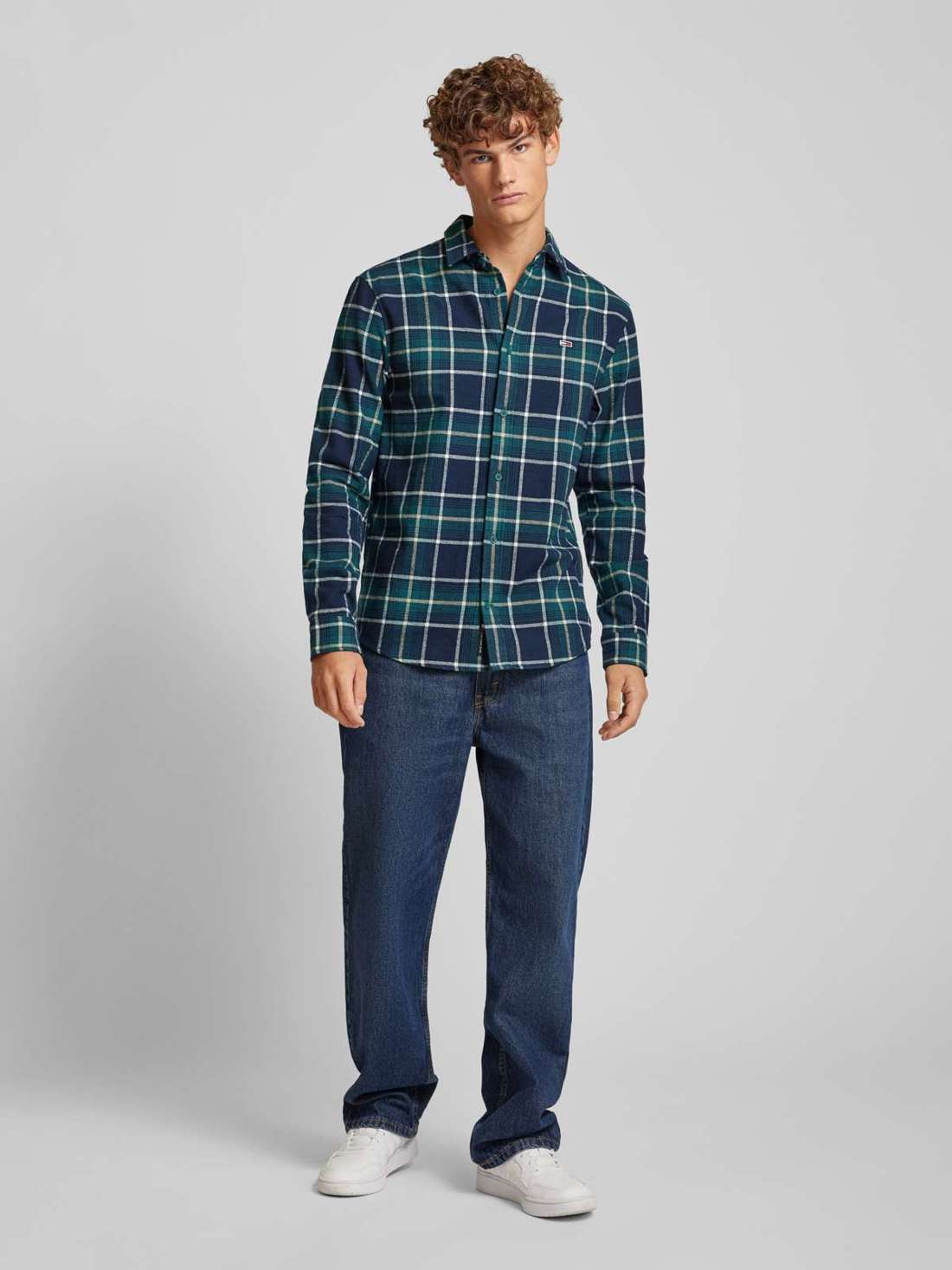 Повседневная рубашка с вышитой этикеткой