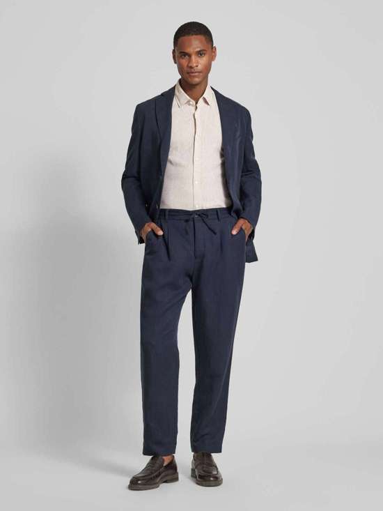 Деловая рубашка приталенного кроя простого дизайна