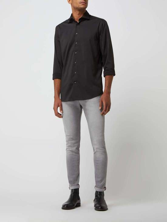 Деловая рубашка приталенного кроя из твила с эластичным наполнением