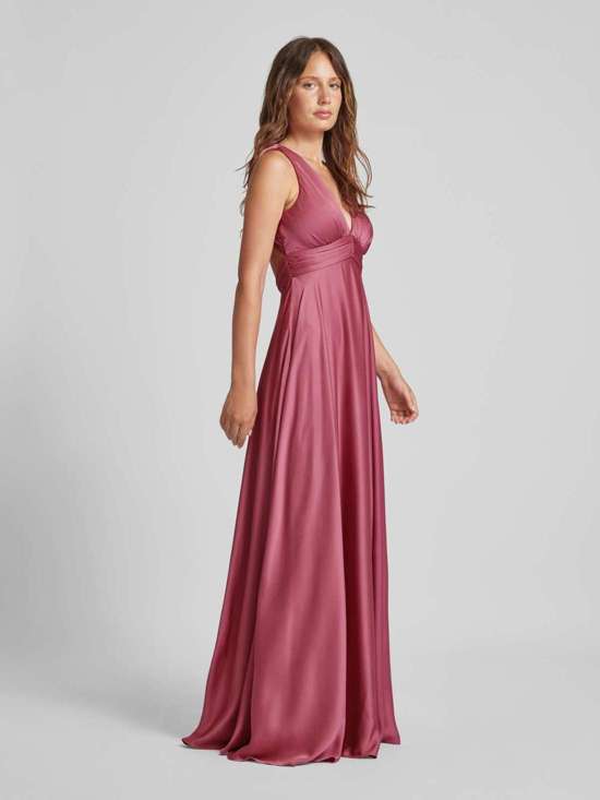 вечернее платье с V-образным вырезом