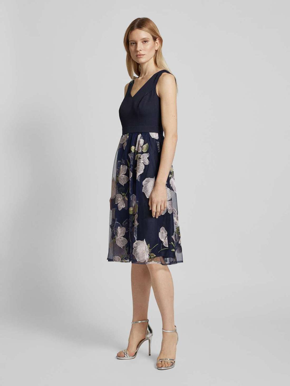 Коктейльное платье с цветочным узором