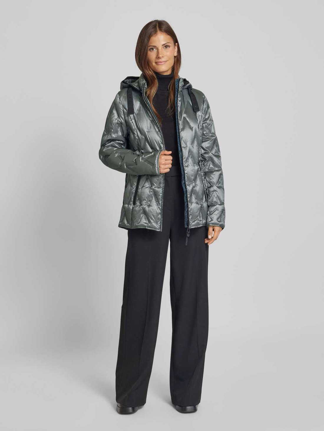 Легкий пуховик с капюшоном