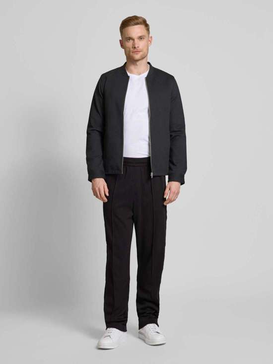 Спортивные брюки стандартного кроя с фиксированными складками