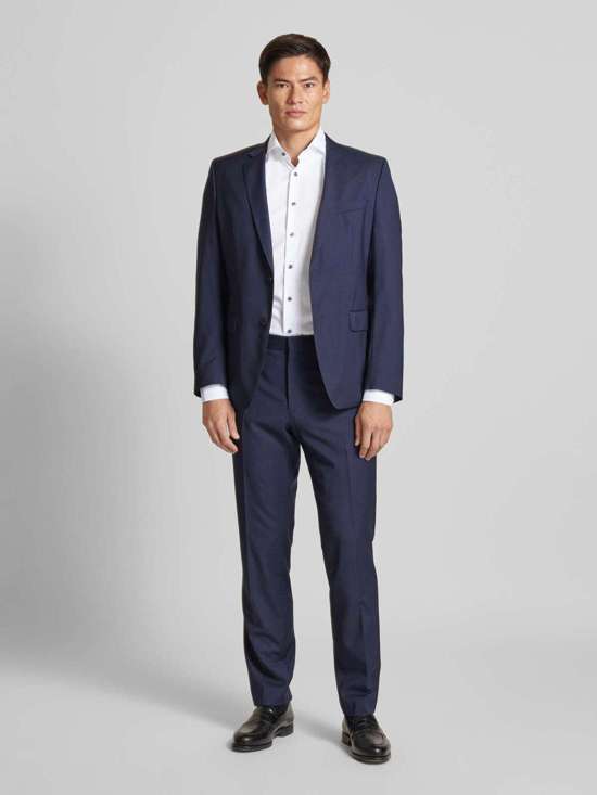 Деловая рубашка классического кроя с воротником-акулой