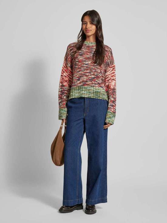 Вязаный свитер со спущенными плечами