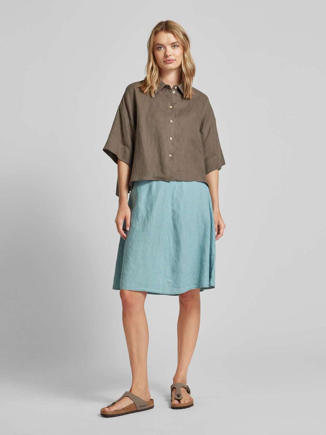 Льняная юбка длиной до колена с разделительным швом