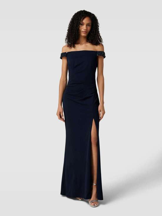 Вечернее платье с вырезом Кармен