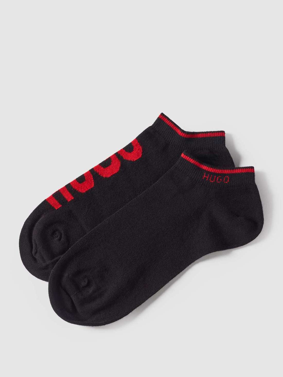 пары носков-кроссовок с логотипом