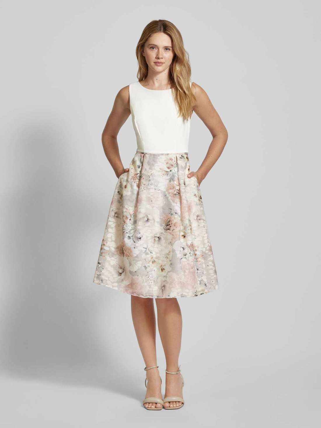 Двухцветное коктейльное платье длиной до колена