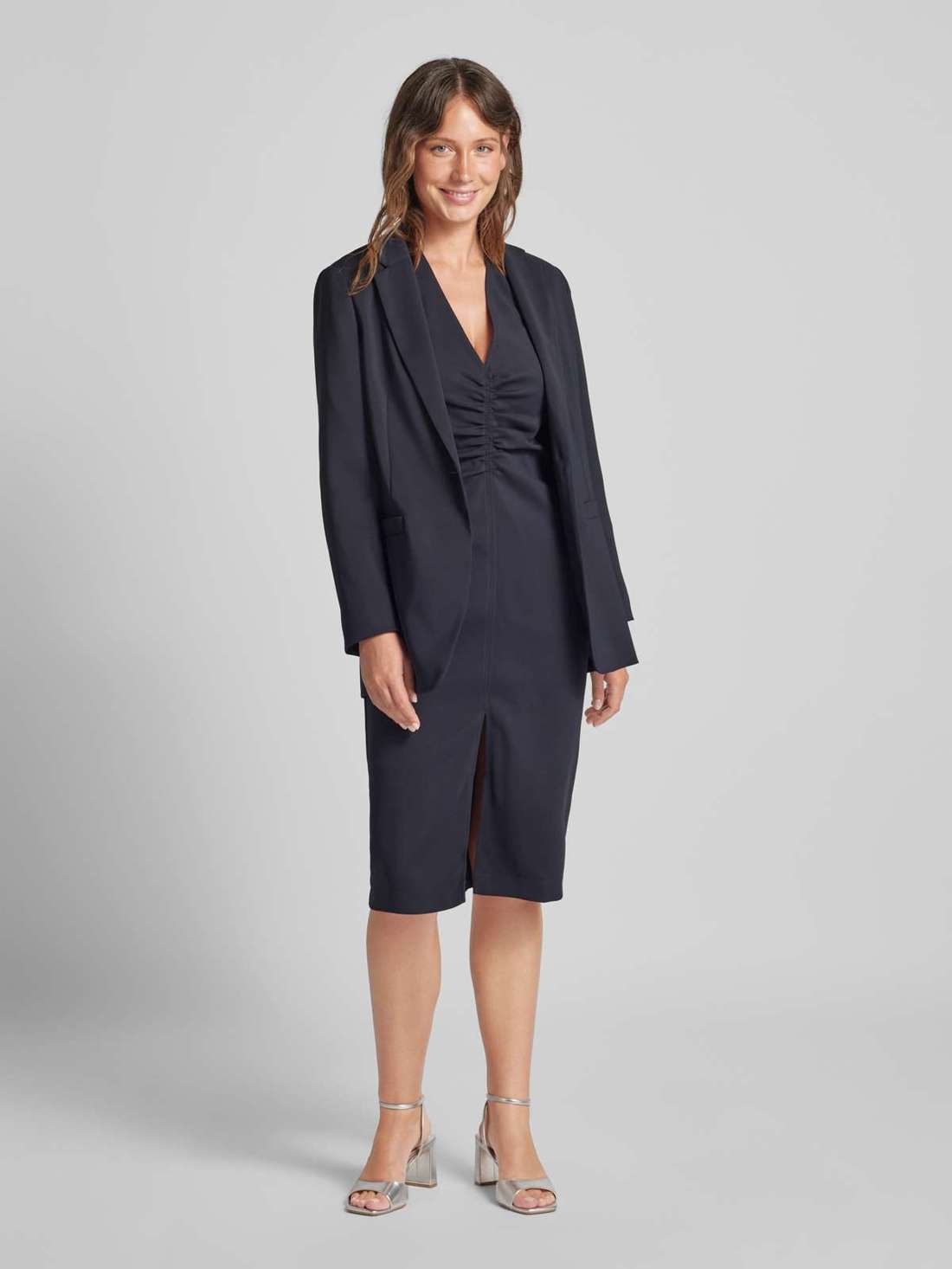 платье миди с V-образным вырезом