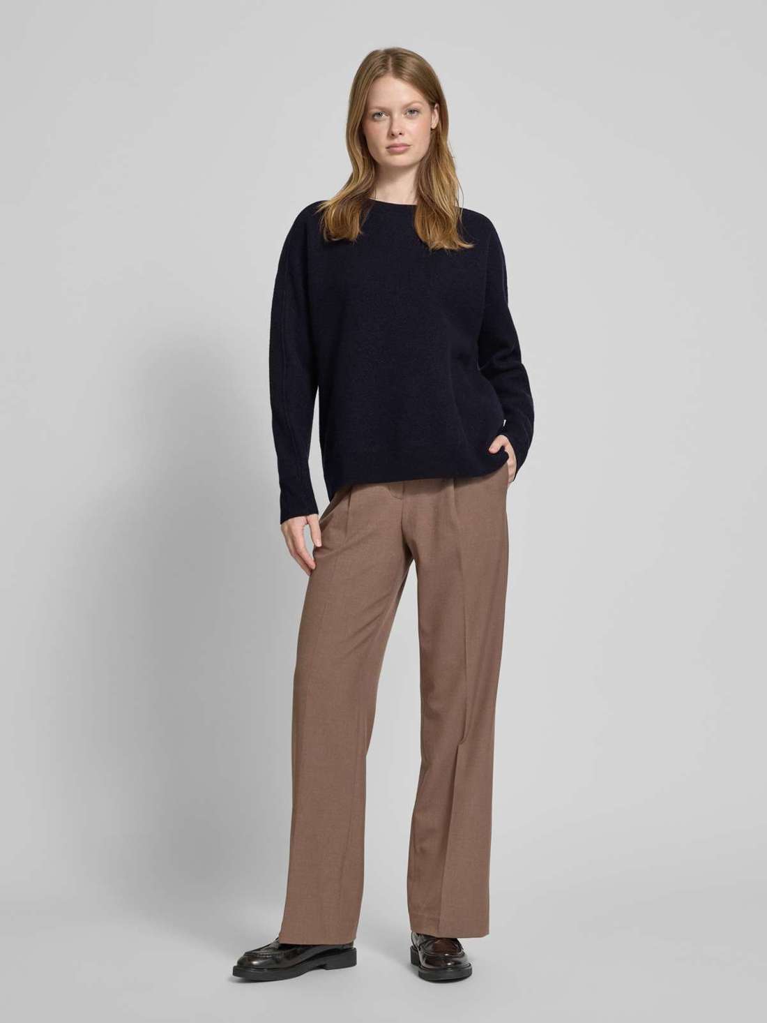 Вязаный свитер с круглым вырезом