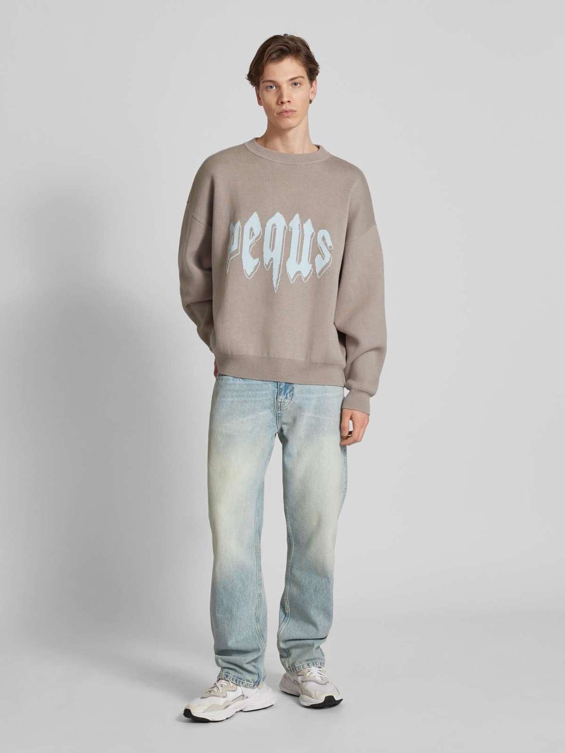 Джинсы прямого кроя с пятью карманами