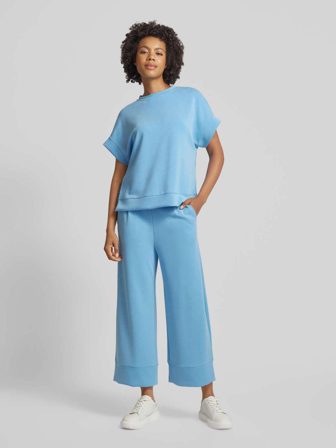 Широкие спортивные штаны с боковыми карманами