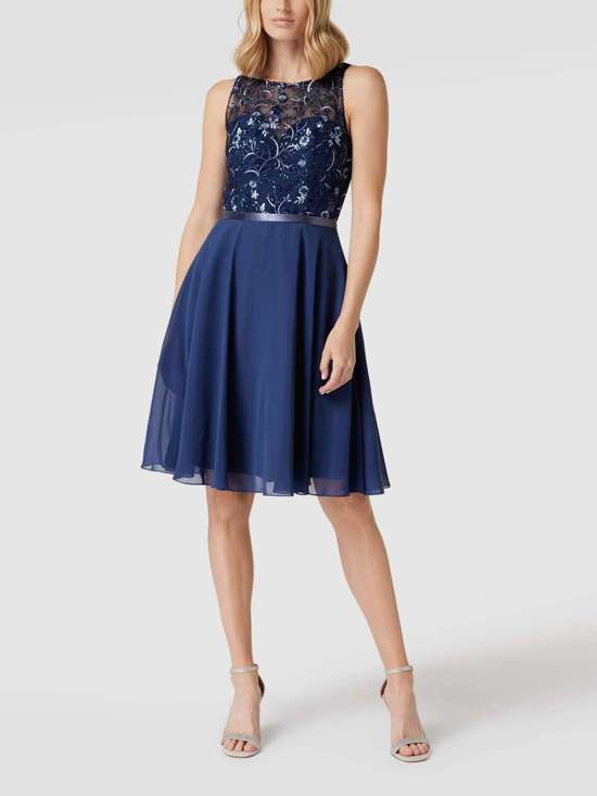 Коктейльное платье с цветочной вышивкой