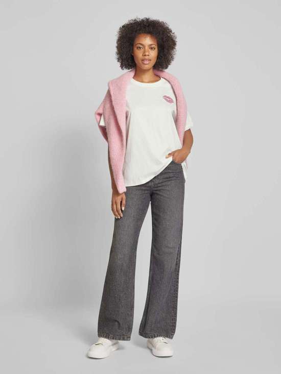 Футболка с мотивной вышивкой fie