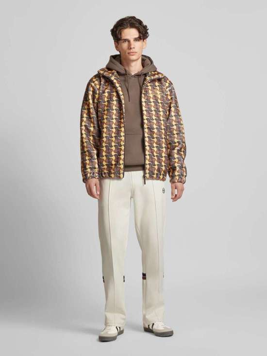 Спортивные брюки стандартного кроя с фиксированными складками