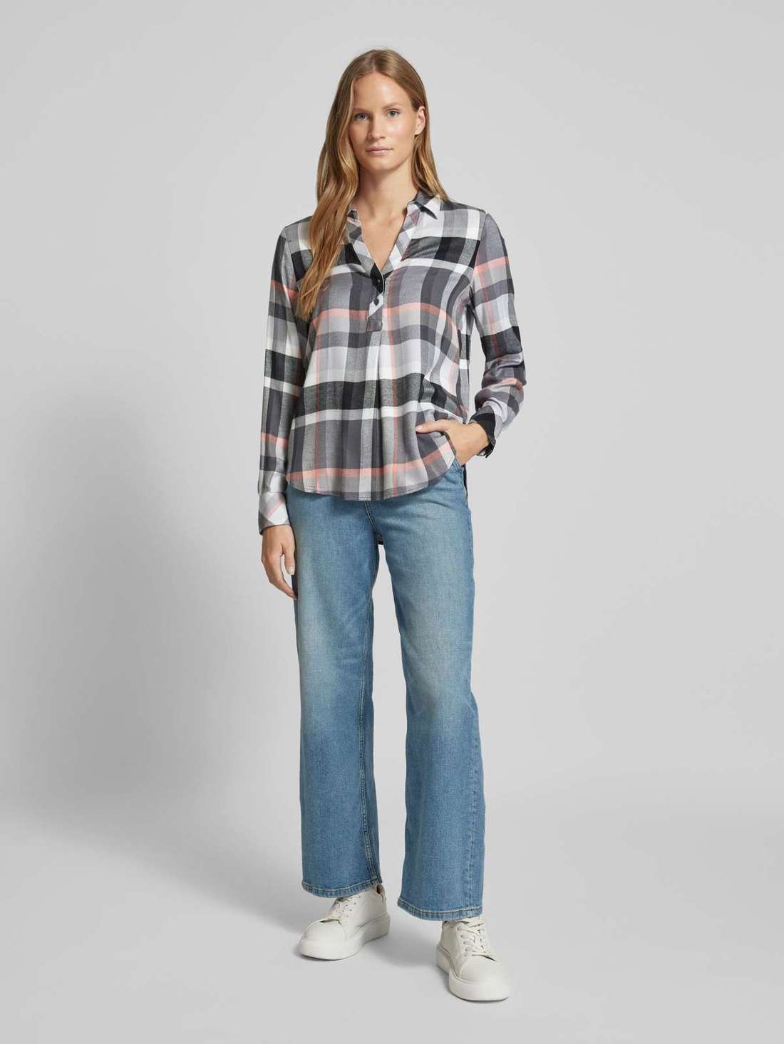 Блузка-рубашка классического кроя из вискозно-модальной смеси с клетчатым узором