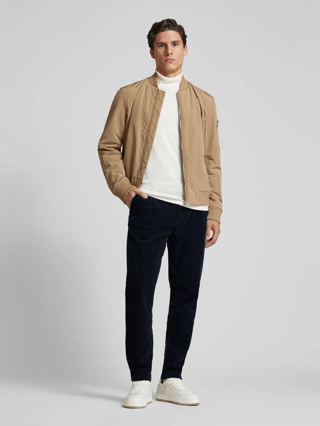 Брюки стандартного кроя из тонкого вельвета