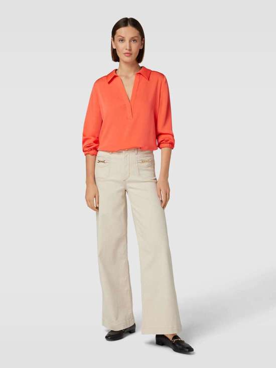 блузка с V-образным вырезом