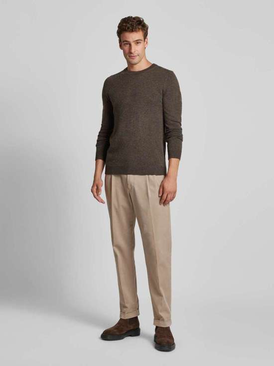 Вязаный свитер с круглым вырезом