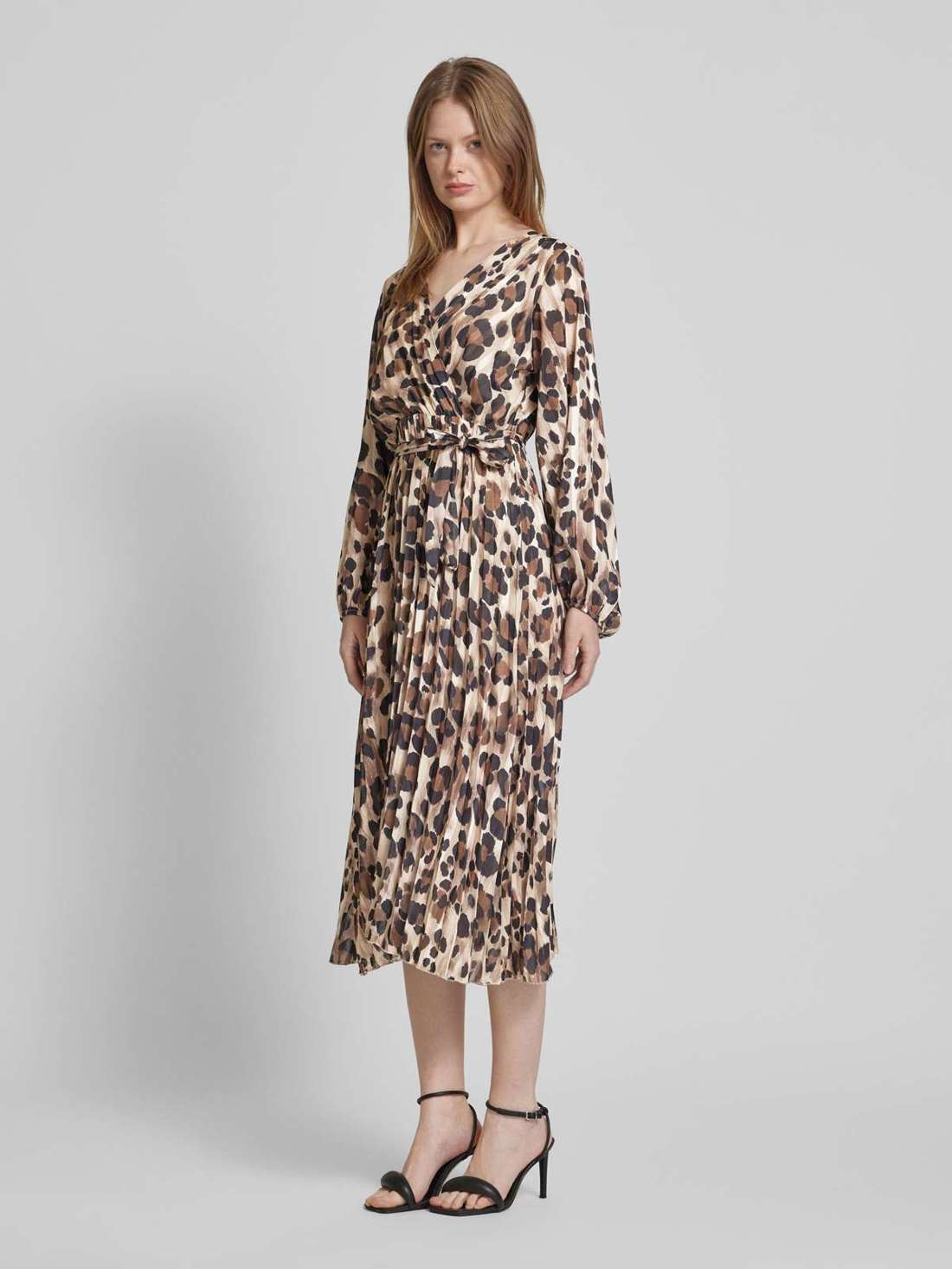 Платье миди с запахом и складками