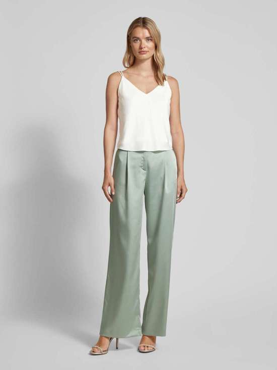 топ с V-образным вырезом