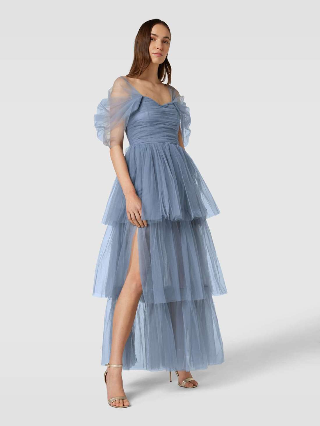 Вечернее платье с открытыми плечами