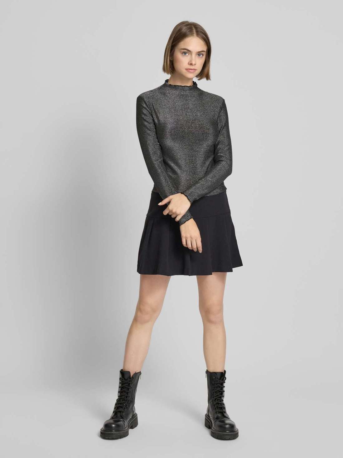 Рубашка приталенного кроя с длинными рукавами, воротником-стойкой и манжетами с оборками SANDRA