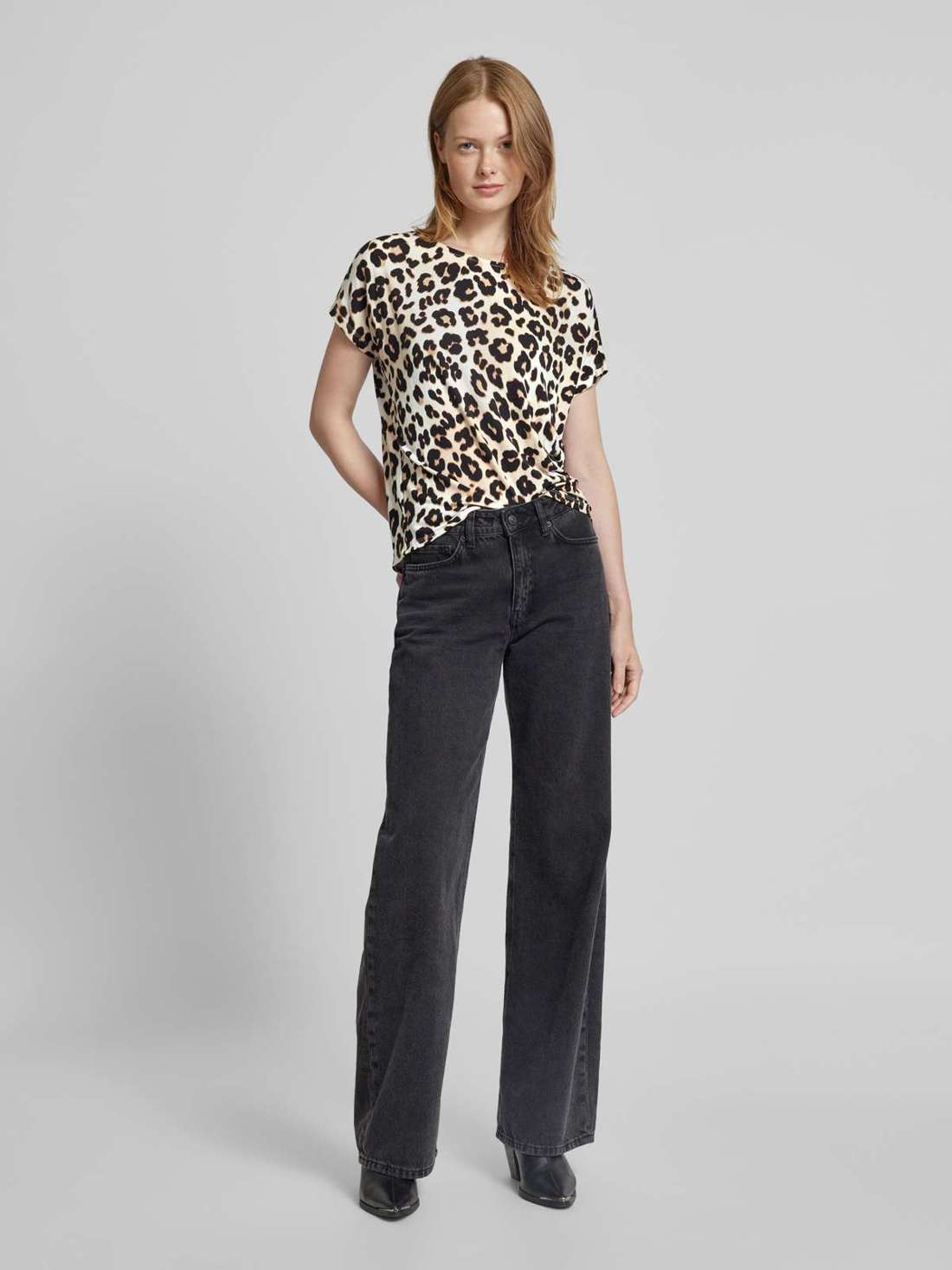 футболка с круглым вырезом