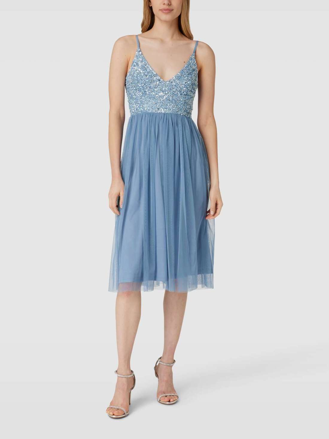 Коктейльное платье с отделкой пайетками