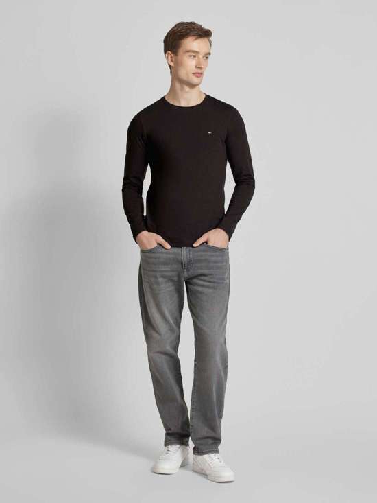 Облегающий крой с длинным рукавом и вышитым логотипом