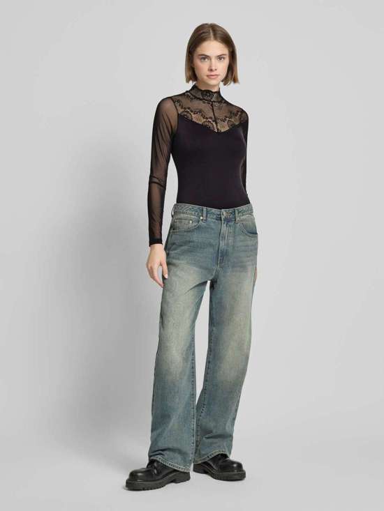 Боди приталенного кроя с полупрозрачным кружевным вырезом NAYA