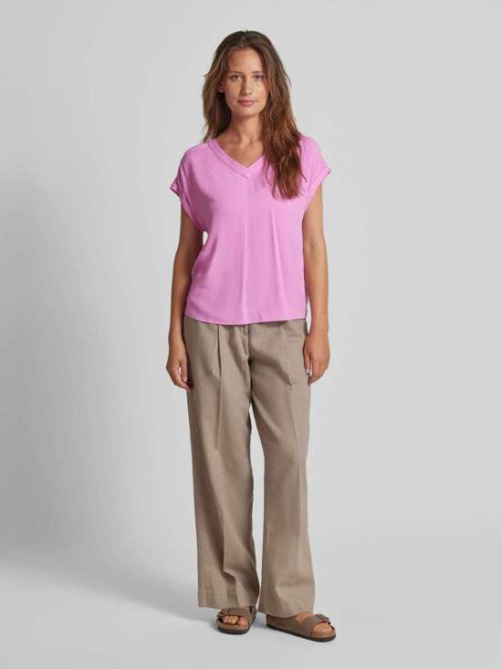 Футболка с закругленным V-образным вырезом