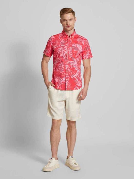 Повседневная рубашка приталенного кроя с воротником на пуговицах