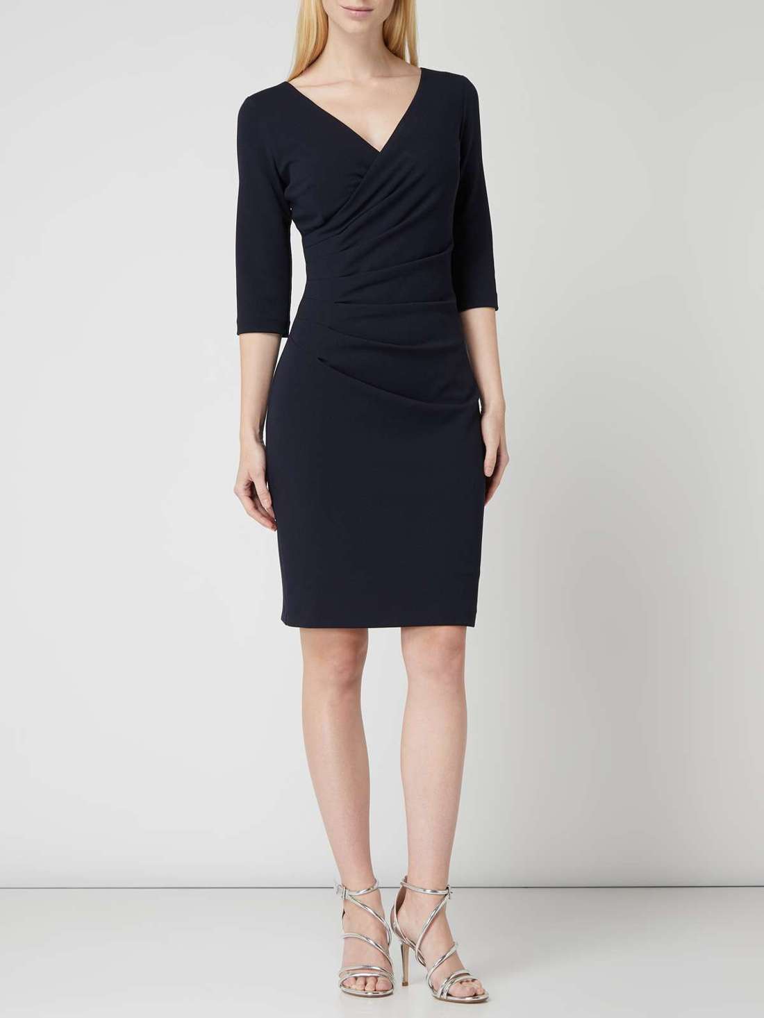 Коктейльное платье из крепа с драпированными складками