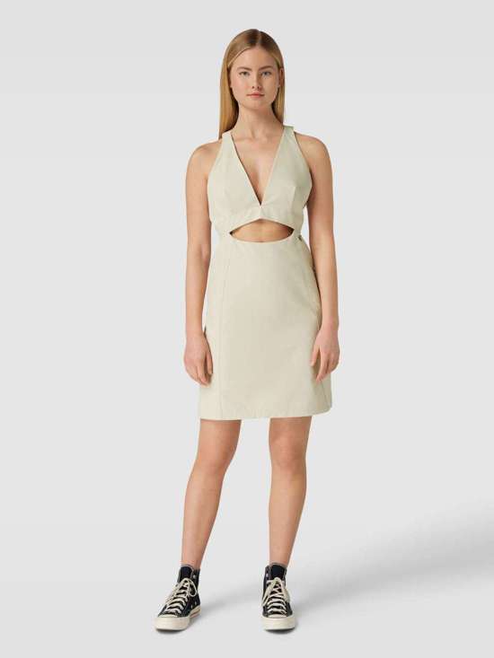 Платье длиной до колена с вырезом