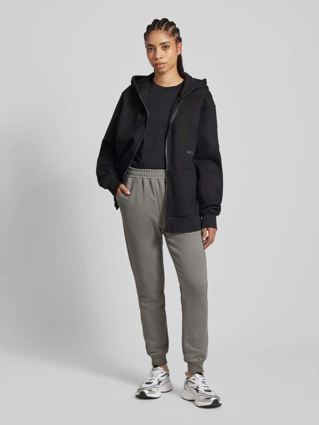 Спортивные брюки стандартного кроя с прошитыми этикетками