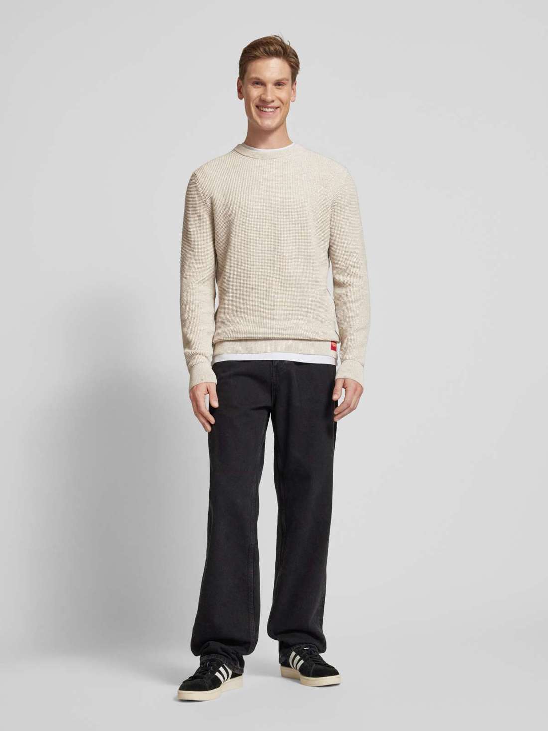 Вязаный свитер с круглым вырезом