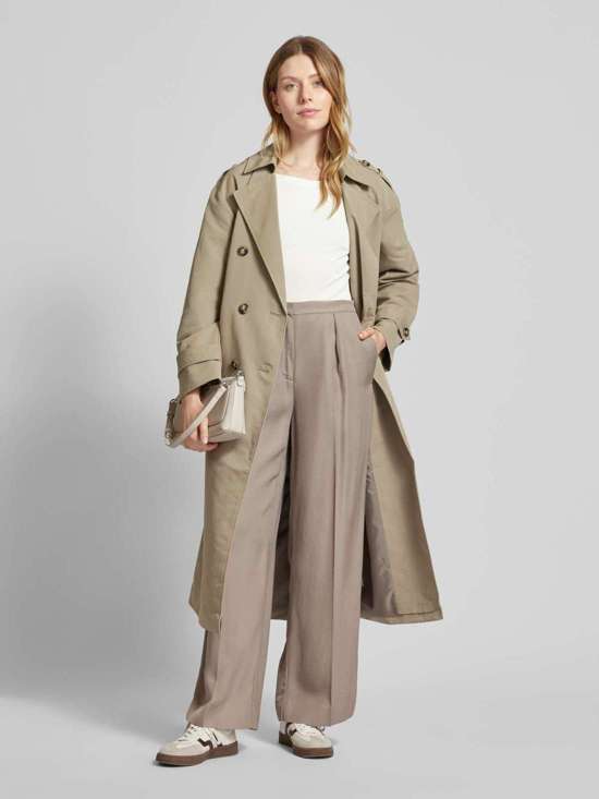 Футболка с вырезом «лодочка»