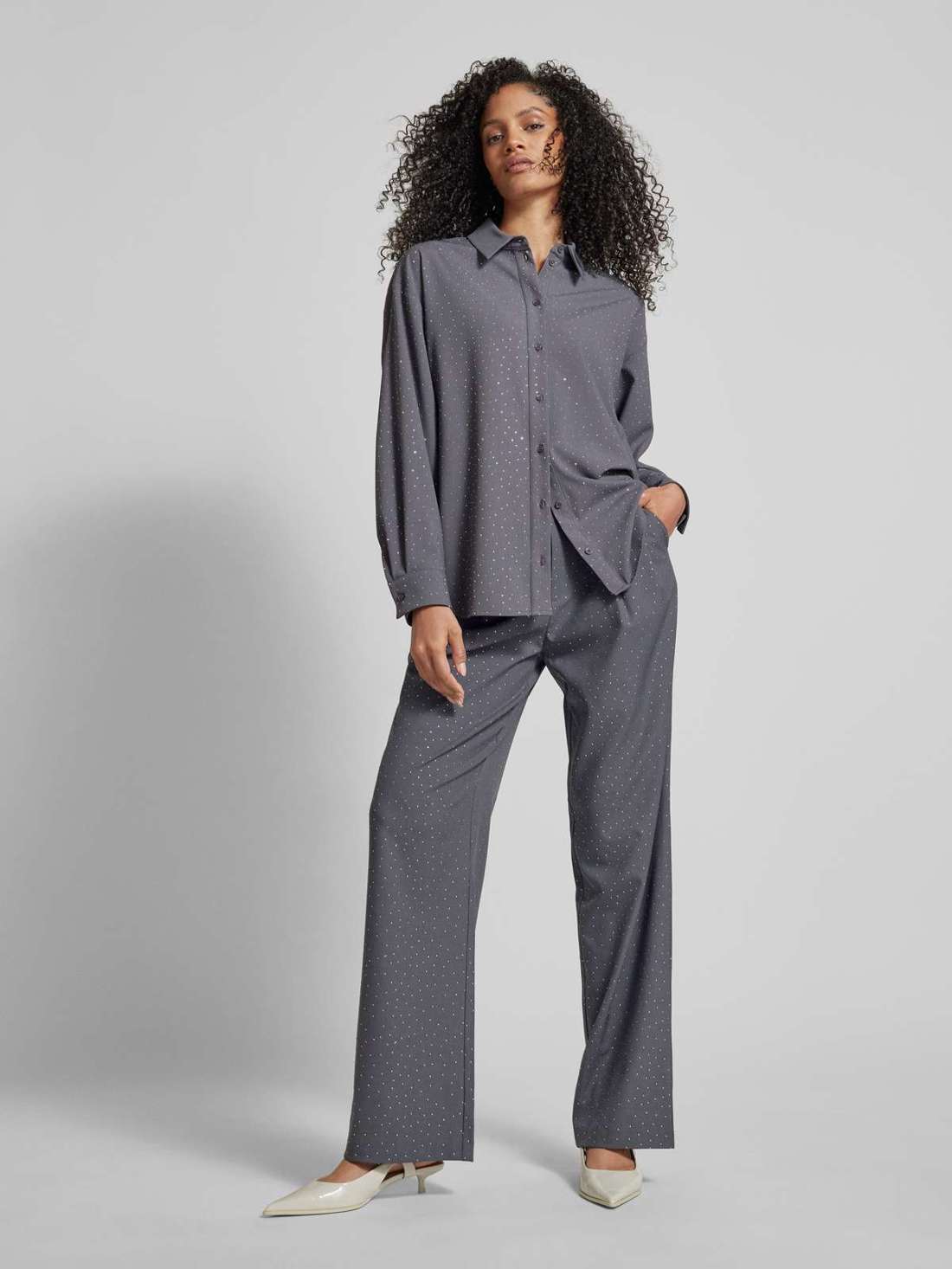 Блузка свободного кроя с отделкой декоративными камнями