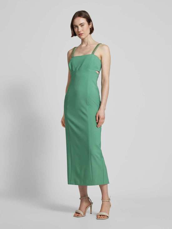 Вечернее платье с отделкой декоративным камнем