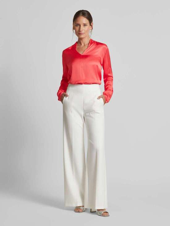 блузка с V-образным вырезом