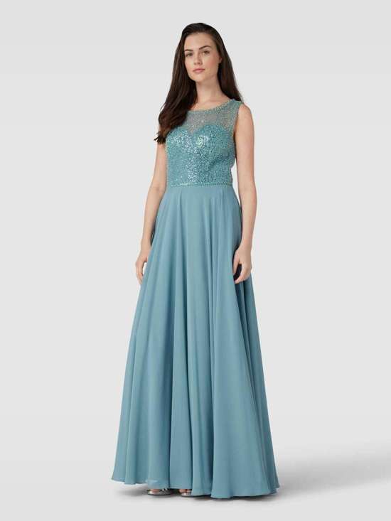 Вечернее платье с отделкой декоративным камнем