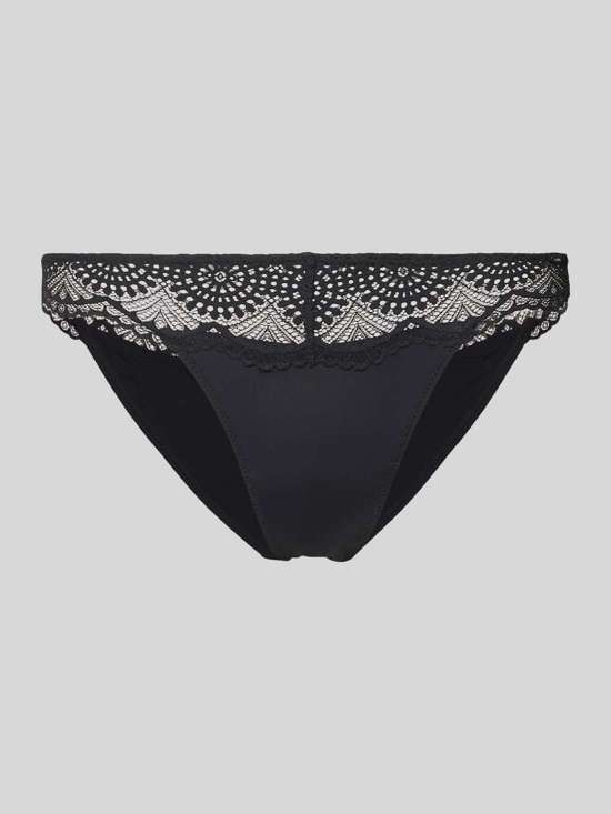 Стринги с кружевной отделкой