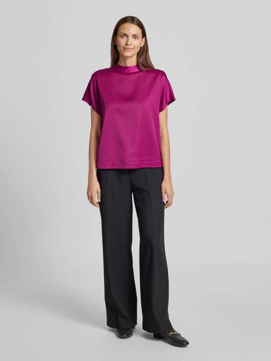 Атласная блузка свободного кроя с короткими рукавами и заниженной линией плеча