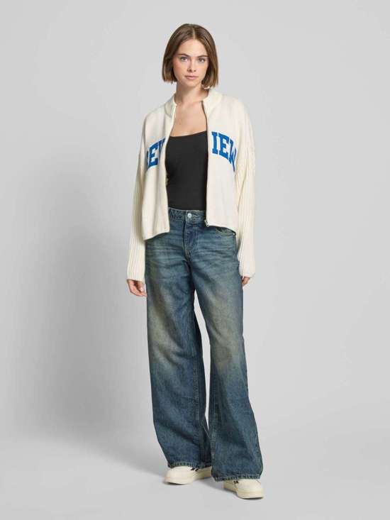 Широкие джинсы с пятью карманами