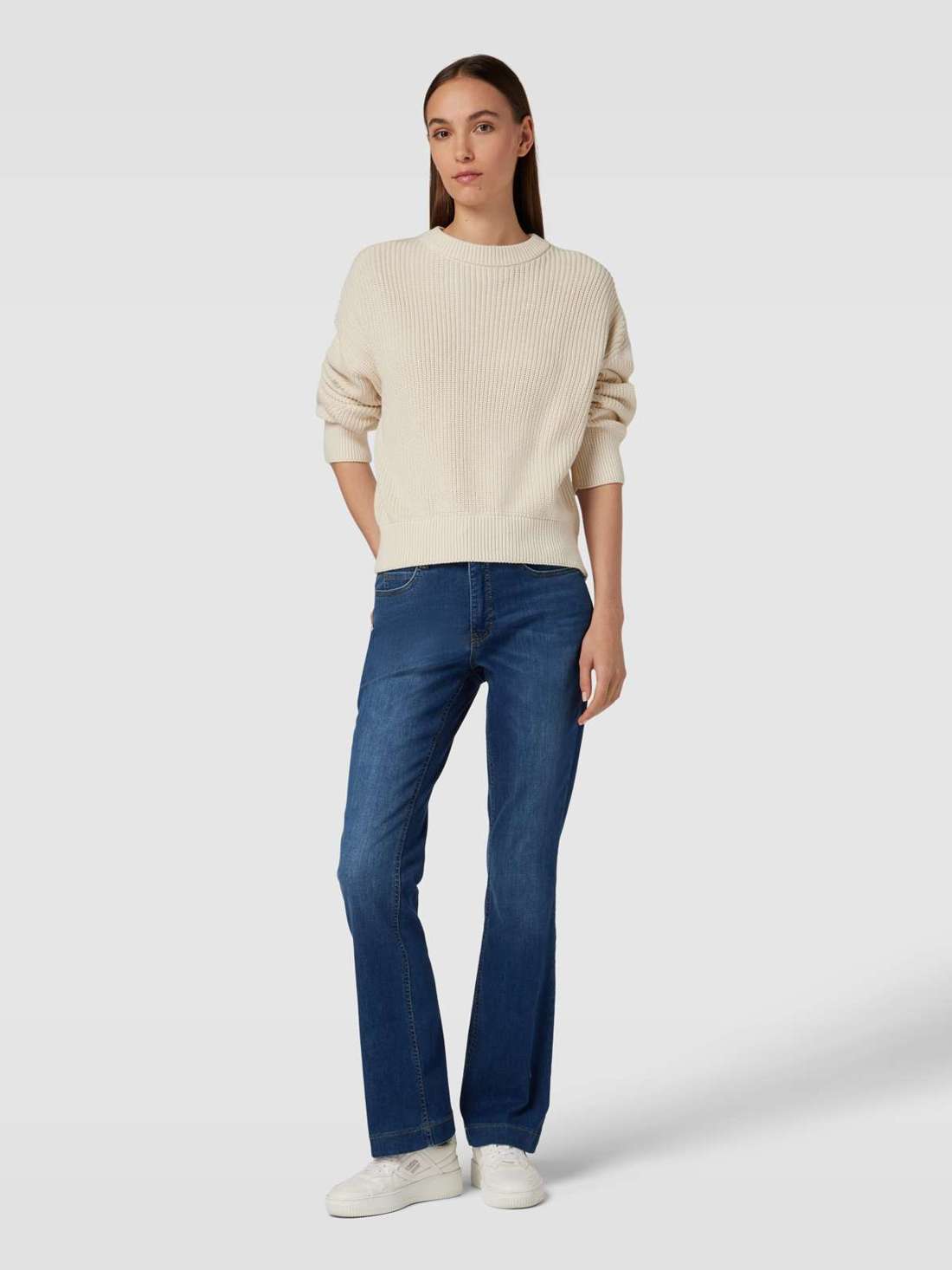 Джинсы расклешенного кроя с боковыми карманами