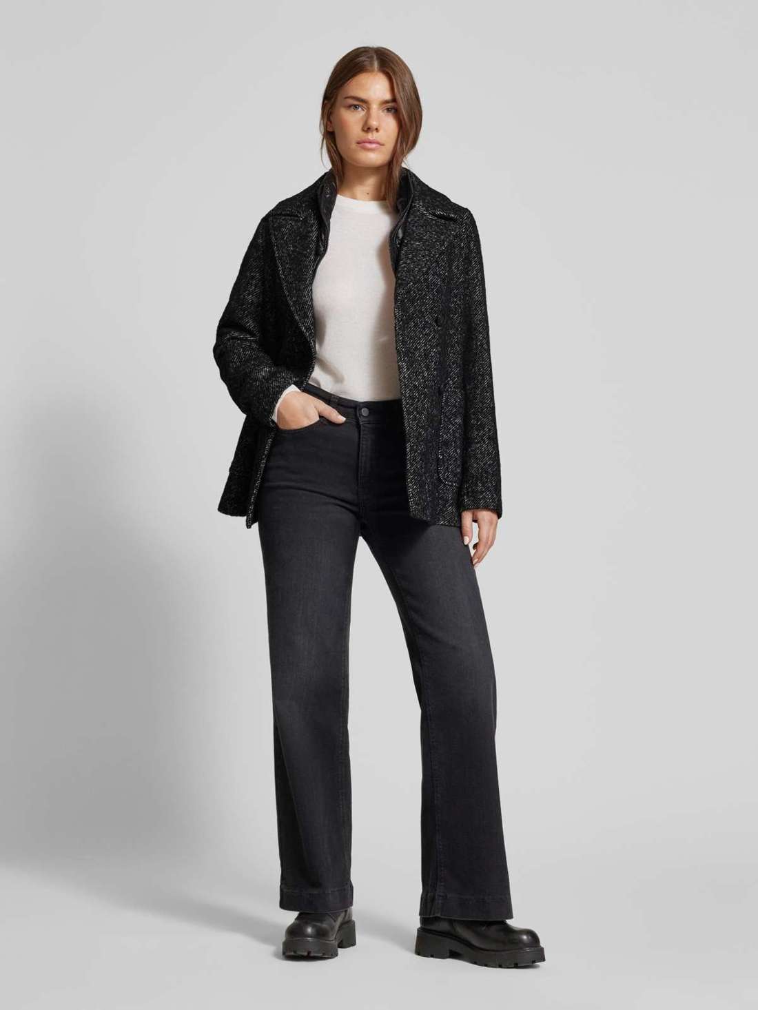 Короткое пальто с воротником стойкой