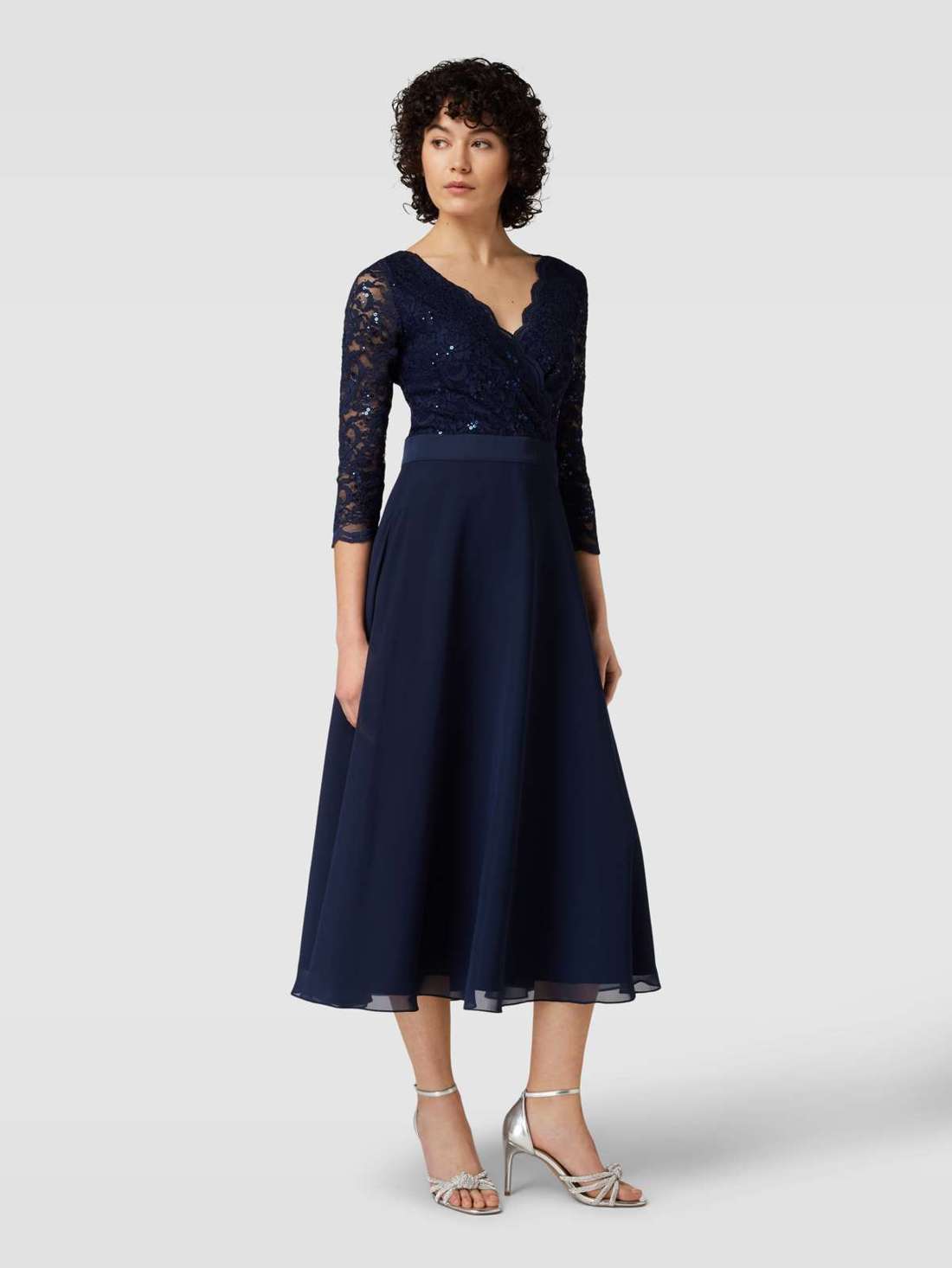 Коктейльное платье с кружевной отделкой