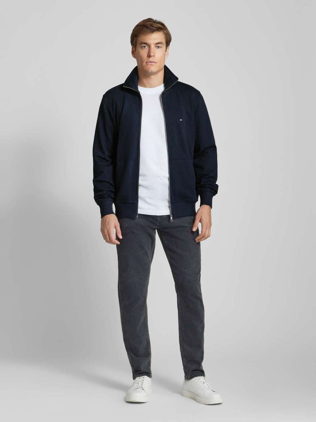 Толстовка стандартного кроя с пришитыми этикетками